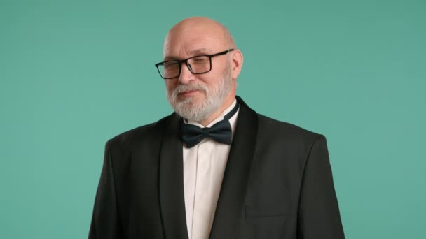 화려한 남자는 카메라에서 재밌게 날카로운 턱시도와 일치하는 넥타이에 향상된 즐거운 — 비디오