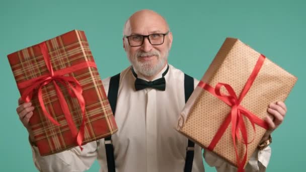 一个男人带着两个不同的情人节礼物 每个礼物都带着迷人的红色缎带 准备在这浪漫的一天表达他的爱 8K照相机 — 图库视频影像