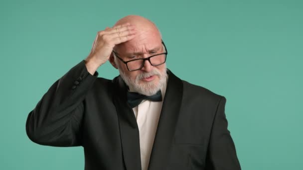 Homem Sênior Parece Angustiado Quando Ele Remove Seus Óculos Pressionando — Vídeo de Stock
