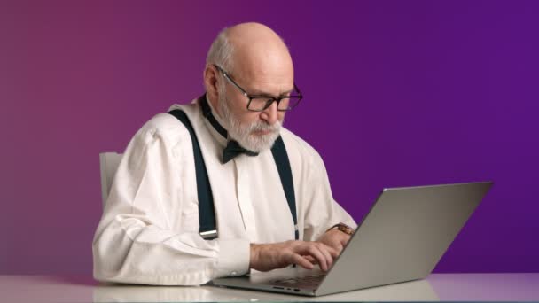 Uomo Anziano Serio Che Indossa Bretelle Lavora Intensamente Computer Portatile — Video Stock