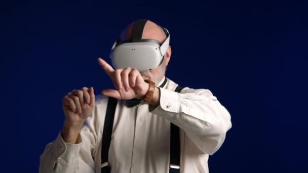 Uomo Anziano Distinto Immerge Mondi Virtuali Mani Protese Verso Esterno — Video Stock