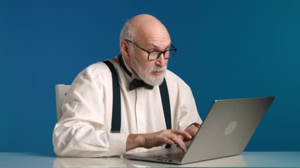 Mężczyzna Białej Koszuli Szelkach Muszce Jest Pochłonięty Pracą Laptopie Ustawionym — Wideo stockowe