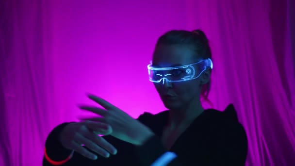 그녀가 공간에서 천천히 춤으로 사이버펑크 진동을 캡슐화 홀로그램 안경과 움직임 — 비디오