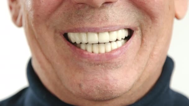 Detailní Záběr Usměvavé Mužské Tváře Prozrazující Zářivý Sebevědomý Úsměv Zdravými — Stock video