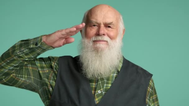 Anciano Veterano Atuendo Casual Saluda Con Honor Contra Telón Fondo — Vídeos de Stock