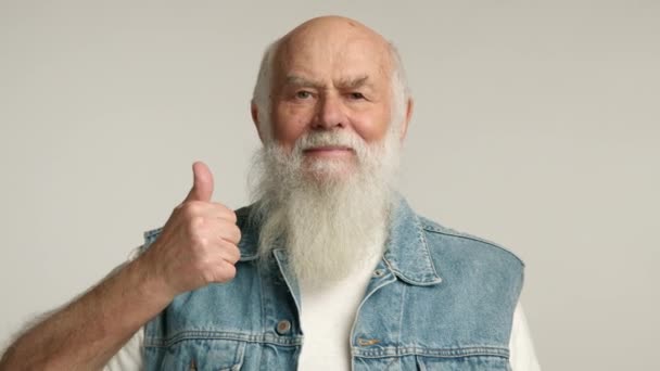 Usmívající Starší Muž Džínové Vestě Nabídl Sebevědomé Gesto Vzhůru Ukázal — Stock video