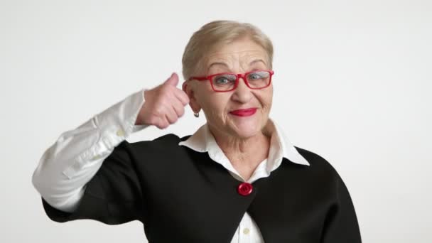 Opgewonden Blonde Senior Dame Met Kort Kapsel Diepe Rimpels Rode — Stockvideo