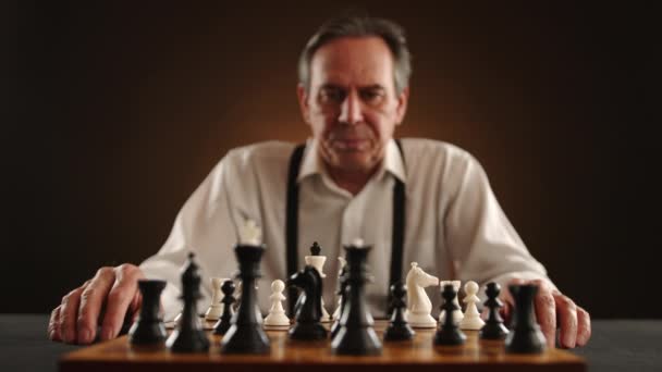 Созерцательный Старший Фигура Обдумывает Свой Следующий Шахматный Ход Взгляд Фокуса — стоковое видео
