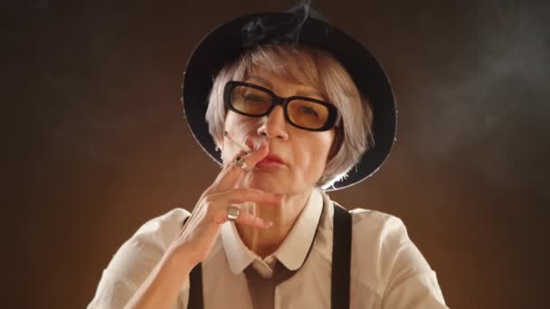 Mujer Adulta Estilo Gángster Fumando Con Confianza Cigarrillo Una Habitación — Vídeos de Stock