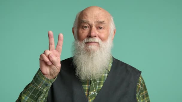 Smiling Senior Man Green Plaid Shirt Denim Vest Making Peace — Vídeo de Stock