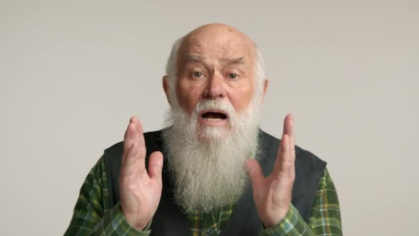 Anciano Con Barba Llena Levanta Las Manos Sorprendido Cara Una — Vídeo de stock