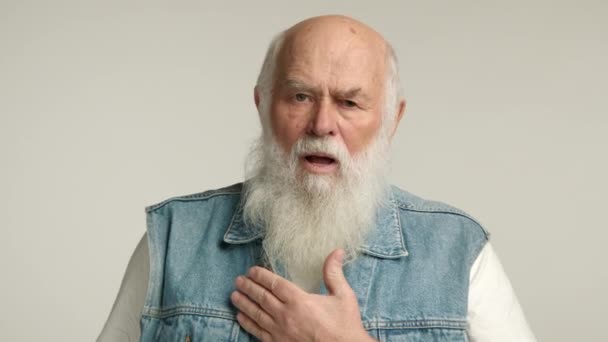 Ældre Mand Hoster Dybt Knuger Brystet Med Hånd Ubehag Ansigtet – Stock-video