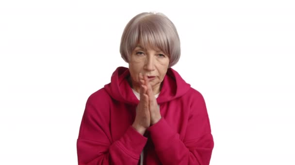Пожилая Женщина Дрожит Выглядя Холодной Ярко Розовой Толстовке Белом Фоне — стоковое видео