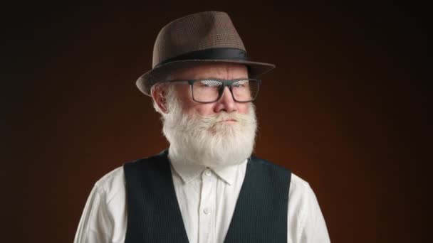 Med Orubblig Blick Kommunicerar Den Äldre Mannen Glasögon Ett Tydligt — Stockvideo