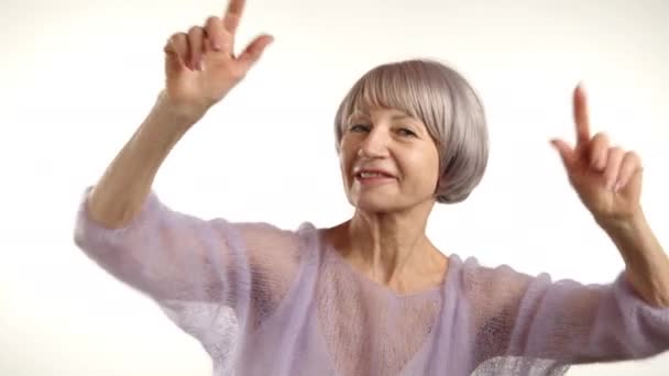 Elegante Oudere Vrouw Die Vrolijk Danst Een Witte Achtergrond Vol — Stockvideo