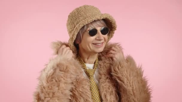 세련된 여성은 자신감과 스타일을 제외하고 세련된 트렌디한 부드러운 배경에 선글라스를 — 비디오