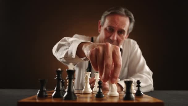 Ein Entschlossener Älterer Schachspieler Fängt Eine Gegnerische Figur Mit Einem — Stockvideo