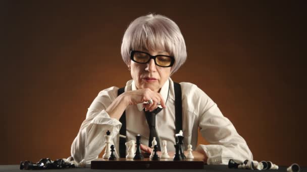 Starší Žena Hluboce Soustředí Šachovou Partii Pohled Upřený Šachovnici Zatímco — Stock video