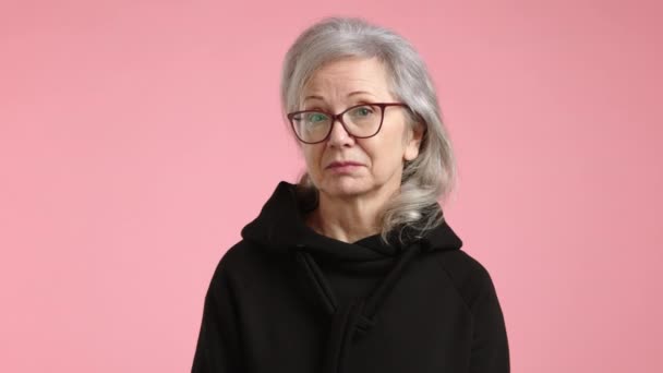 Видео Изображает Взыскательную Пожилую Женщину Качающую Головой Неодобрении Скептическое Выражение — стоковое видео