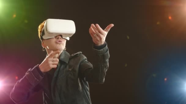 Технически Подкованная Женщина Короткой Оранжевой Прической Глубоко Вовлечена Виртуальную Реальность — стоковое видео