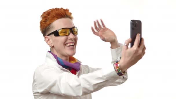 Egy Izgatott Leszbikus Videóhívást Kezdeményez Felemeli Okostelefonját Egy Nagy Mosollyal — Stock videók