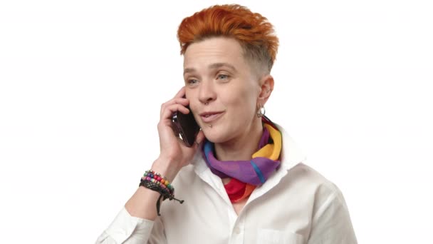 一个公开快乐的女同性恋者在电话里活跃地交谈 她灿烂的笑容 加上她脖子上缠着的Lgbt围巾的颜色 8K照相机 — 图库视频影像