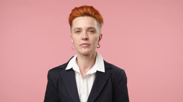 Eine Professionell Aussehende Lesbe Mit Ohrpiercings Und Roten Haaren Steht — Stockvideo