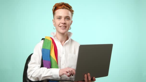 Ekscytująca Techniką Lesbijka Modną Pomarańczową Fryzurą Okularami Swobodnie Pracuje Laptopie — Wideo stockowe