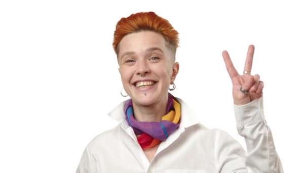 Işıldayan Pozitiflik Canlı Kırmızı Saçlı Neşeli Bir Lezbiyen Iki Eliyle — Stok video