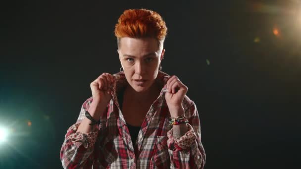 Kraftfuld Visning Selvudfoldelse Stilfuld Lesbisk Med Pulserende Rødt Hår Udgør – Stock-video