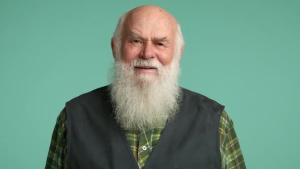 Hombre Anciano Alegre Con Una Barba Blanca Llena Que Ríe — Vídeo de stock
