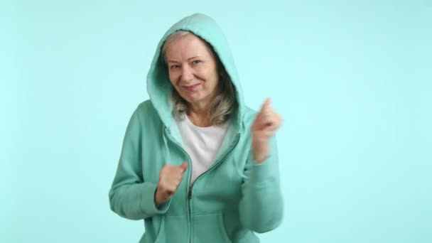 Glad Äldre Dam Dansar Avslappnad Luvtröja Hennes Ansikte Strålar Glädje — Stockvideo