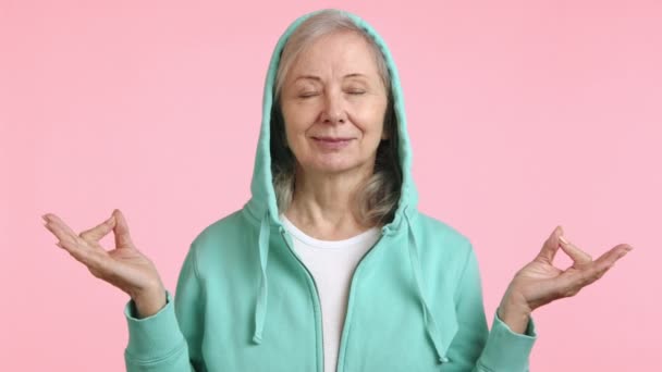 Spokojna Kobieta Miętowej Bluzie Zamyka Oczy Medytacji Ucieleśniając Spokój Uważność — Wideo stockowe