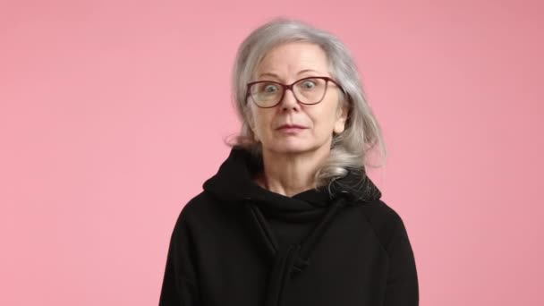 Ώριμη Κυρία Γυαλιά Παρουσιάζει Μια Αβέβαιη Έκφραση Χέρια Ανοιχτά Μια — Αρχείο Βίντεο