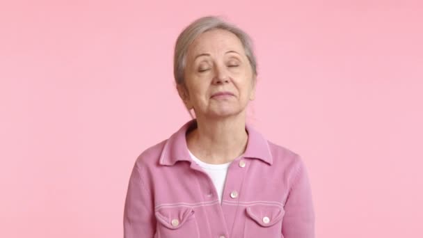 Dospělá Žena Růžovém Saku Rozhodně Zavrtí Hlavou Gestem Naznačí Měkkém — Stock video