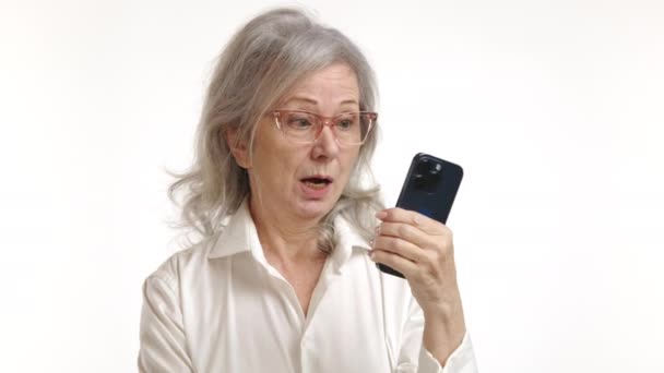 Una Donna Affari Pensierosa Tiene Suo Smartphone Sua Espressione Uno — Video Stock