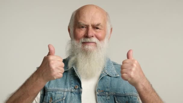 Радісний Старший Чоловік Повною Білою Бородою Джинсовим Жилетом Ентузіазмом Дає — стокове відео