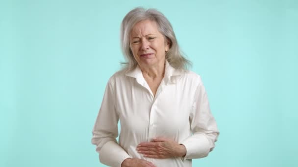 Distressed Senior Woman Clutching Her Stomach Pain Grimacing Discomfort Calm — Stock Video