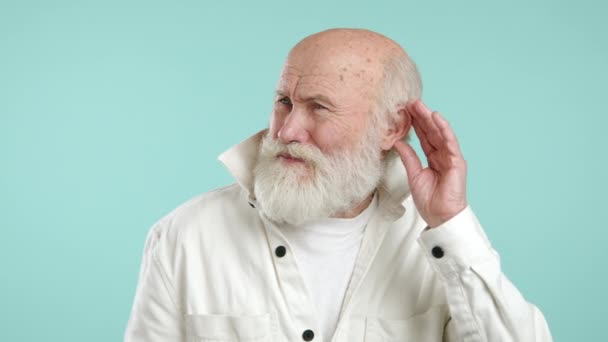 Anziano Sintonizza Con Attenzione Sui Suoni Che Circondano Mano Tesa — Video Stock