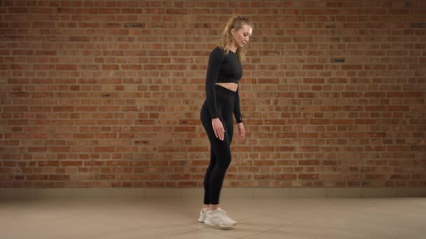 Uno Studio Contemporaneo Istruttore Fitness Esibisce Esercizio Marcia Della Morte — Video Stock