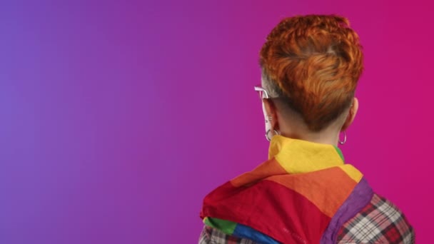 Odwracając Się Kamery Flagą Lgbt Plecach Lesbijka Odwraca Się Jasnym — Wideo stockowe