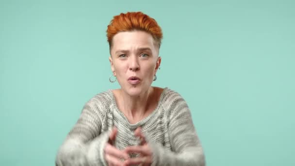 Uttrycksfull Lesbisk Kvinna Med Levande Orange Hår Visar Explosion Känslor — Stockvideo