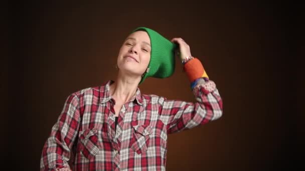 Miłej Atmosferze Lesbijka Żartobliwie Zdejmuje Zieloną Czapkę Odsłania Małą Tęczową — Wideo stockowe
