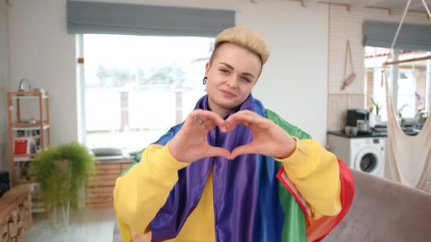 Egy Örömteli Leszbikus Szeretetet Lmbtq Támogatást Sugároz Miközben Egy Szívet — Stock videók