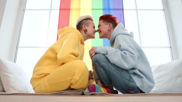 Två Lesbiska Kvinnor Ljusa Huvor Delar Ett Ömt Ögonblick Vidrör — Stockvideo