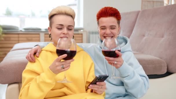 Donne Lesbiche Siedono Sul Pavimento Con Bicchieri Vino Celebrando Loro — Video Stock