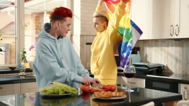 Sua Cozinha Banhada Pela Luz Sol Casal Lésbicas Compartilha Momento — Vídeo de Stock