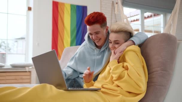 Scenie Pełnej Ciepła Koleżeństwa Dwie Lesbijki Żywe Bluzy Angażują Się — Wideo stockowe