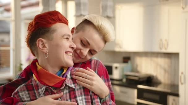 Primo Piano Una Coppia Lesbica Che Abbraccia Nella Loro Cucina — Video Stock