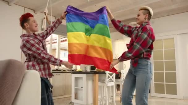 플레이드 셔츠를 여성은 부엌에서 즐겁게 활기찬 Lgbt 자부심의 깃발을 흔들며 — 비디오